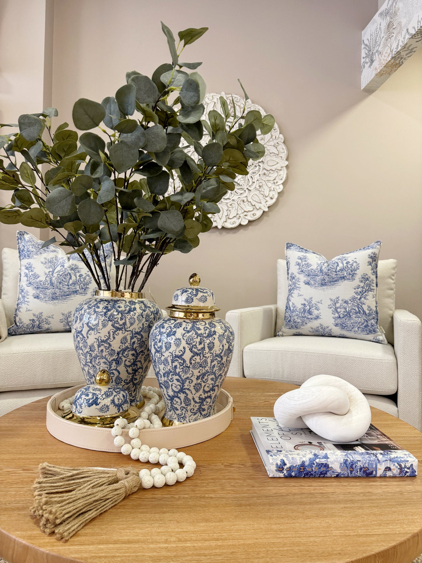 Detalle de ánforas decorativas con arabescos azules en resina, jarrones elegantes para decoración