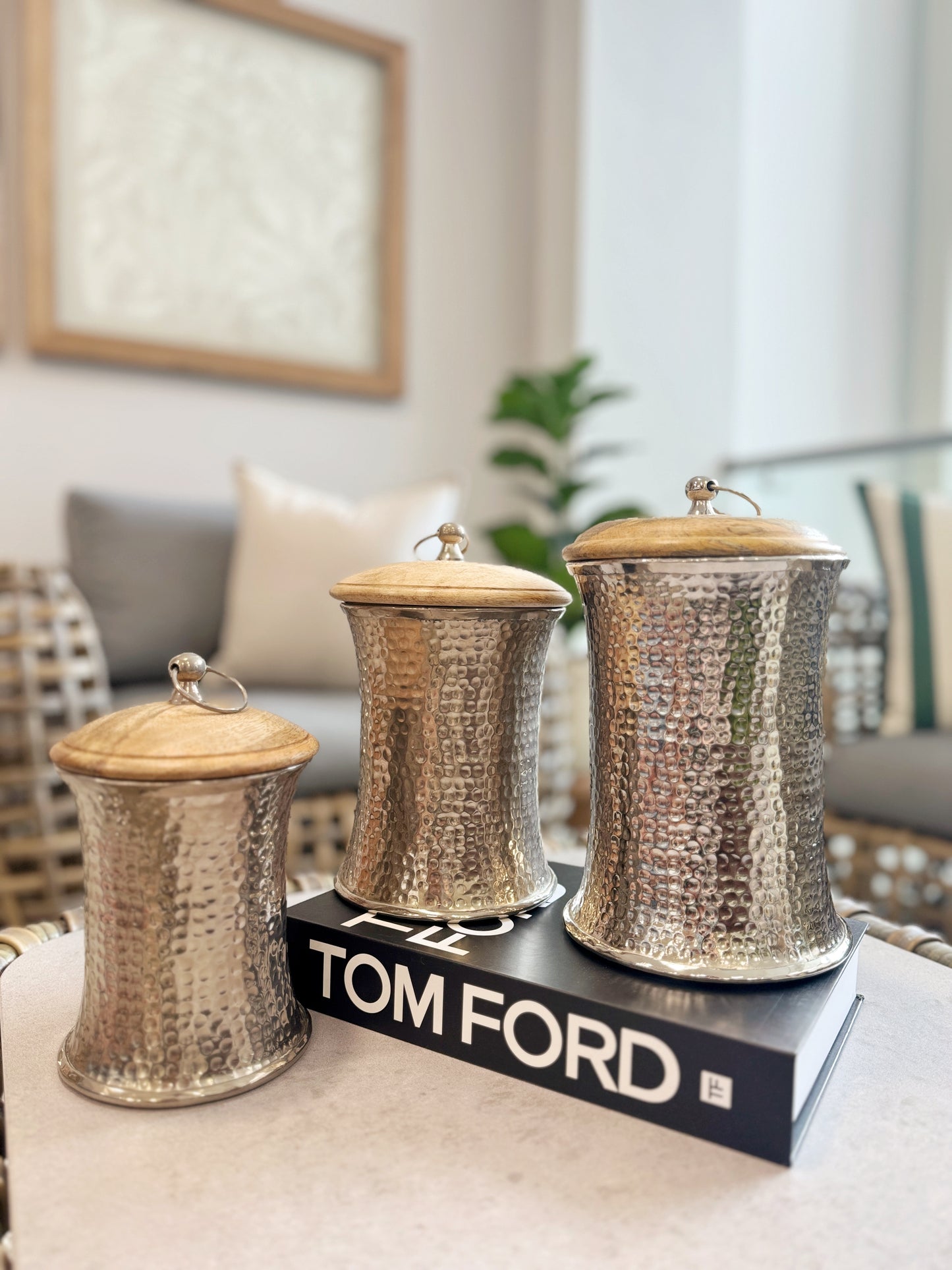 Ánforas decorativas cilindro de aluminio con tapa de madera natural, disponibles en 3 tamaños (23cm, 21cm y 17.5cm)