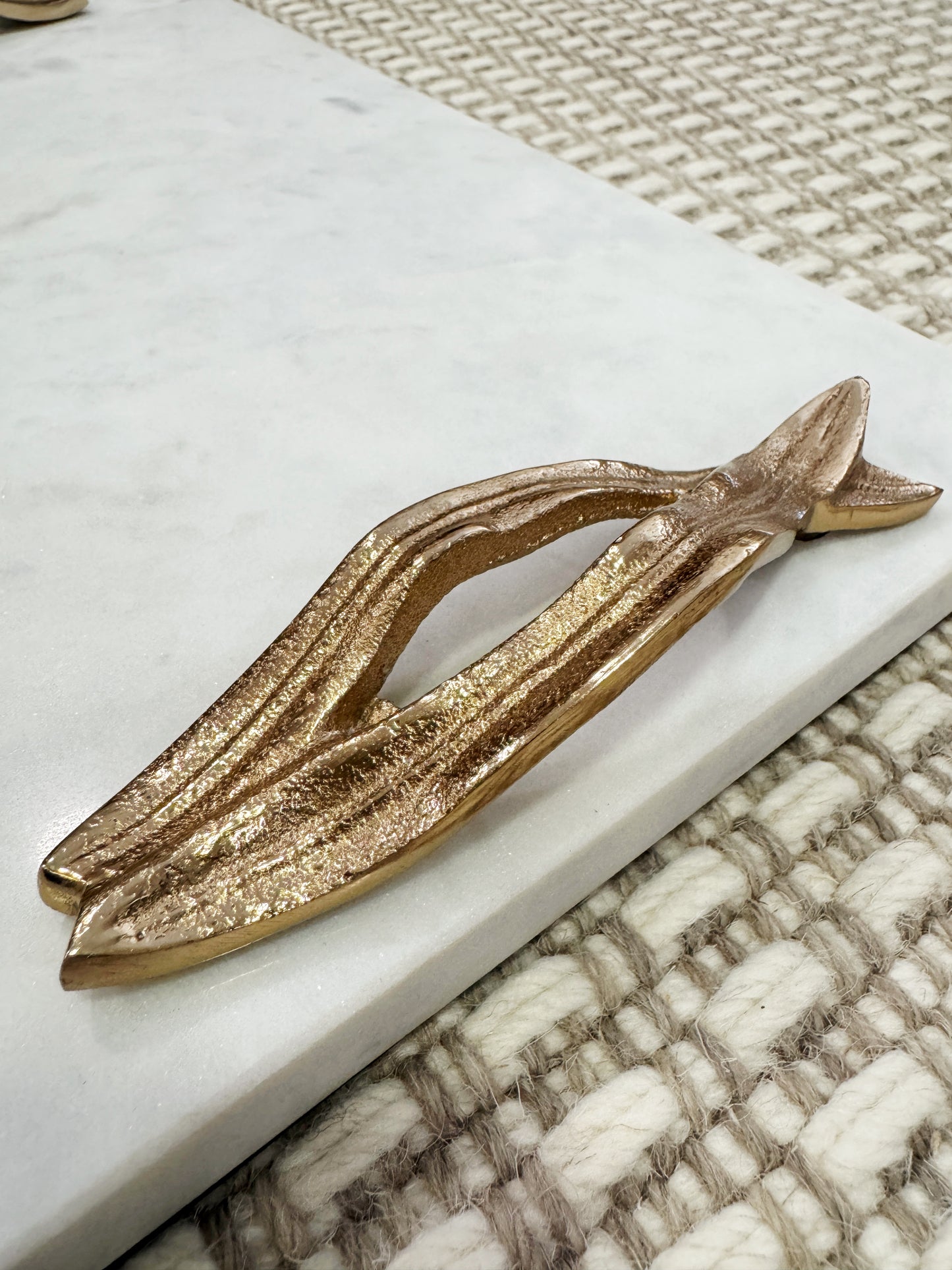 Base decorativa rectangular de mármol con asas de metal dorado