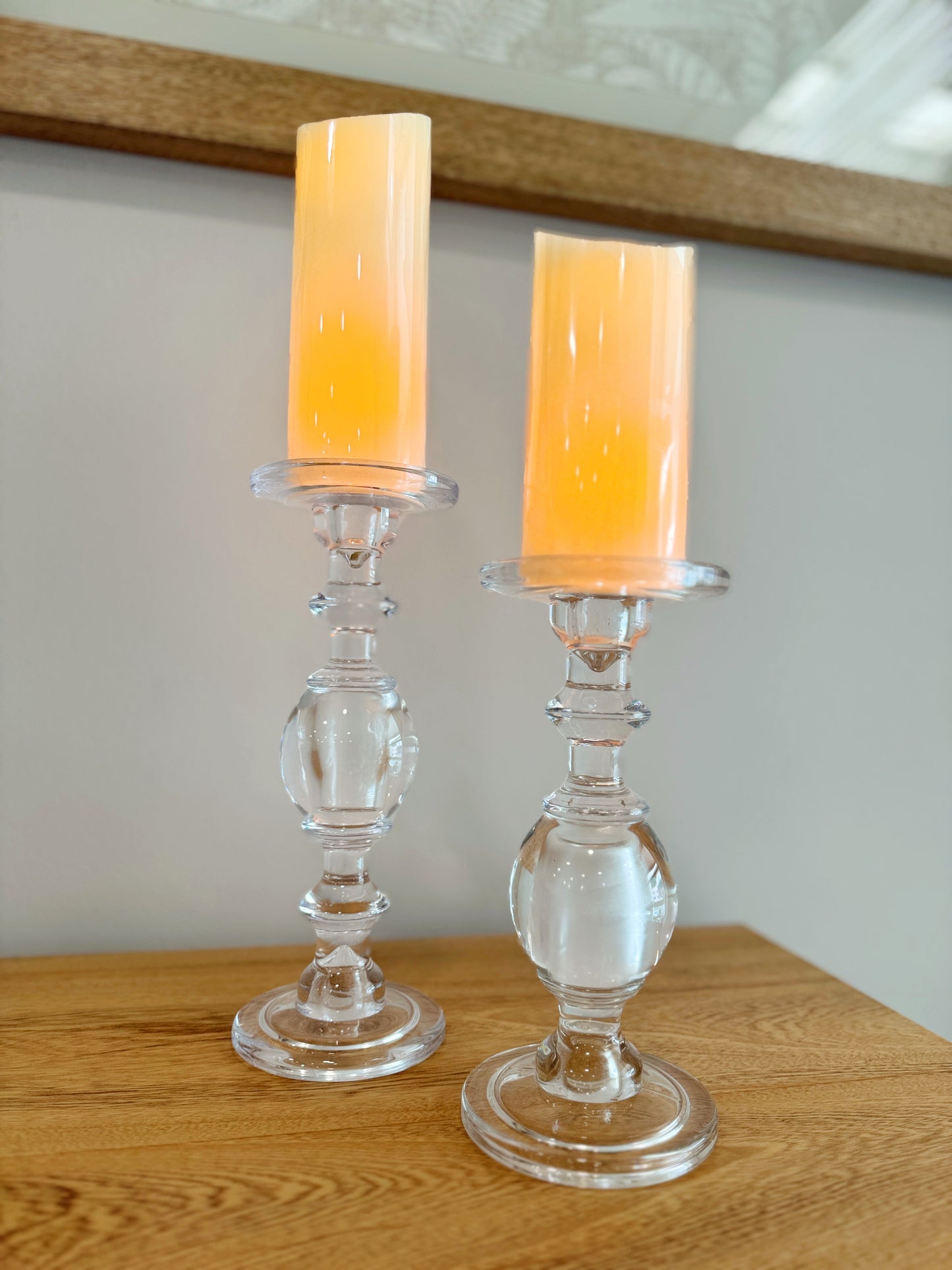 Detalle de candelabros de cristal claro transparente, set de portavelas decorativos para sala.
Detalle de velas LED en parafina a pilas, velas decorativas sin llama para sala.