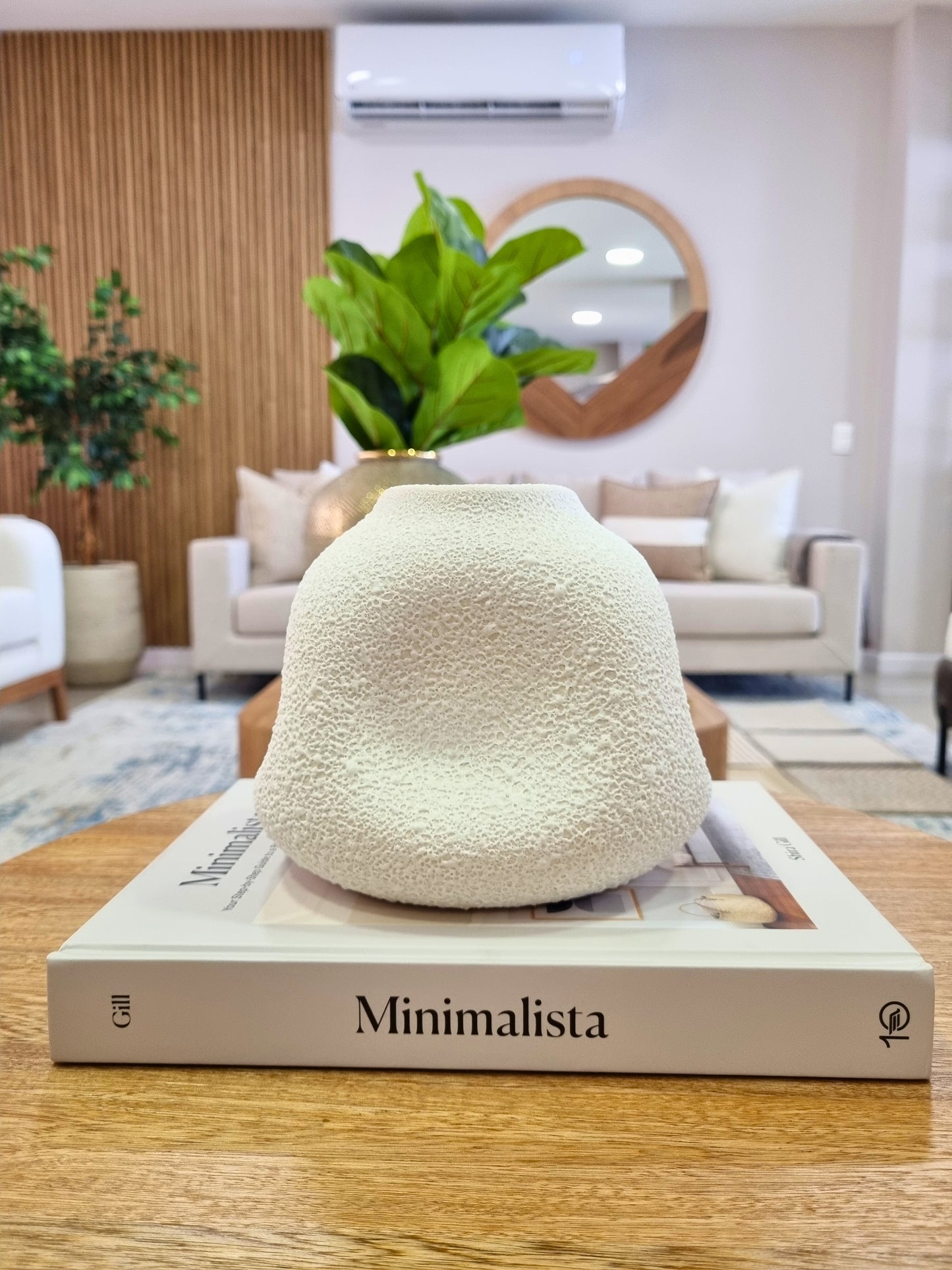 Jarrón blanco texturizado en resina, florero decorativo para decoración de interiores