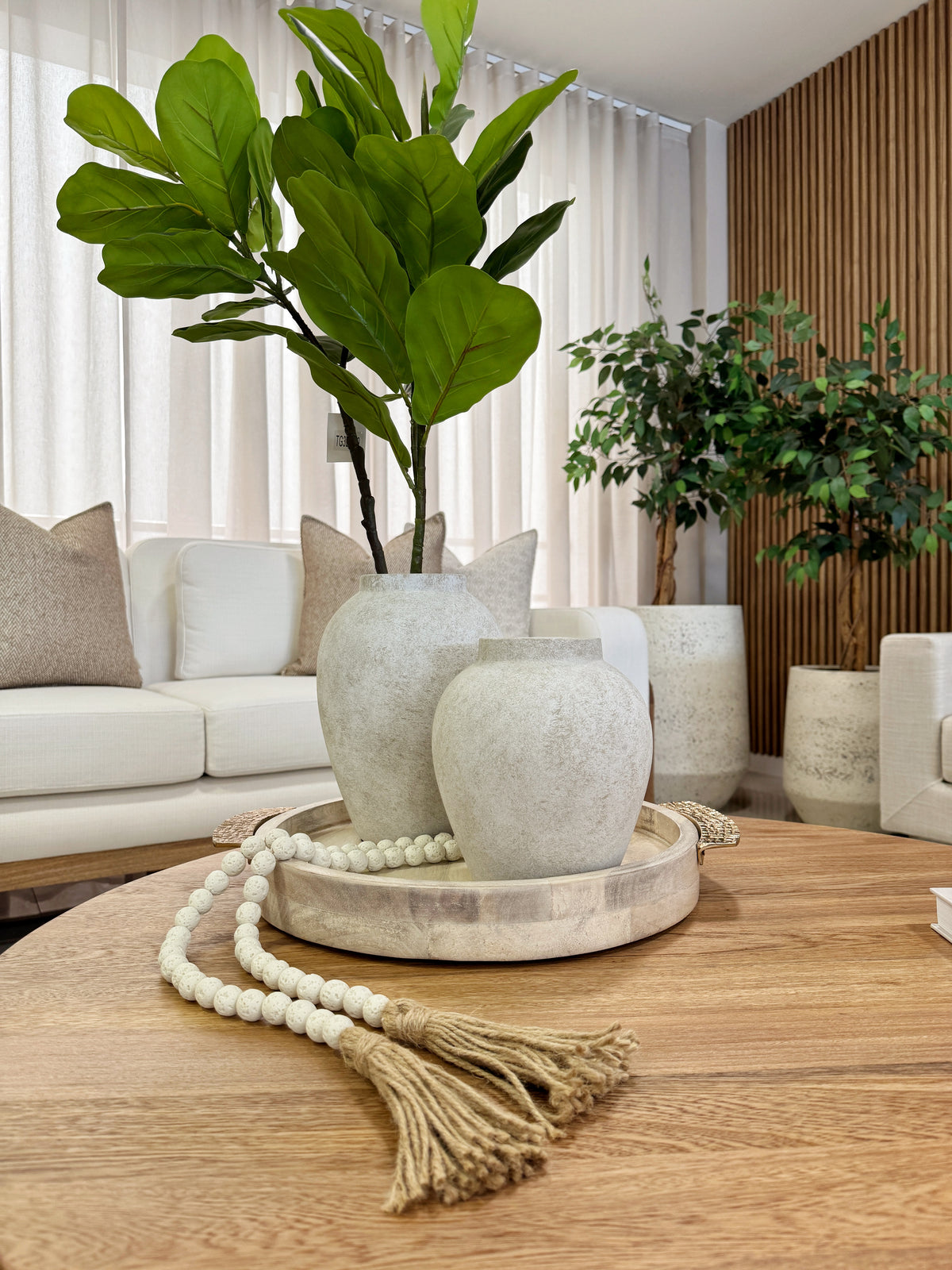 Detalle de jarrones blancos grisáceos en resina, floreros decorativos modernos para sala
