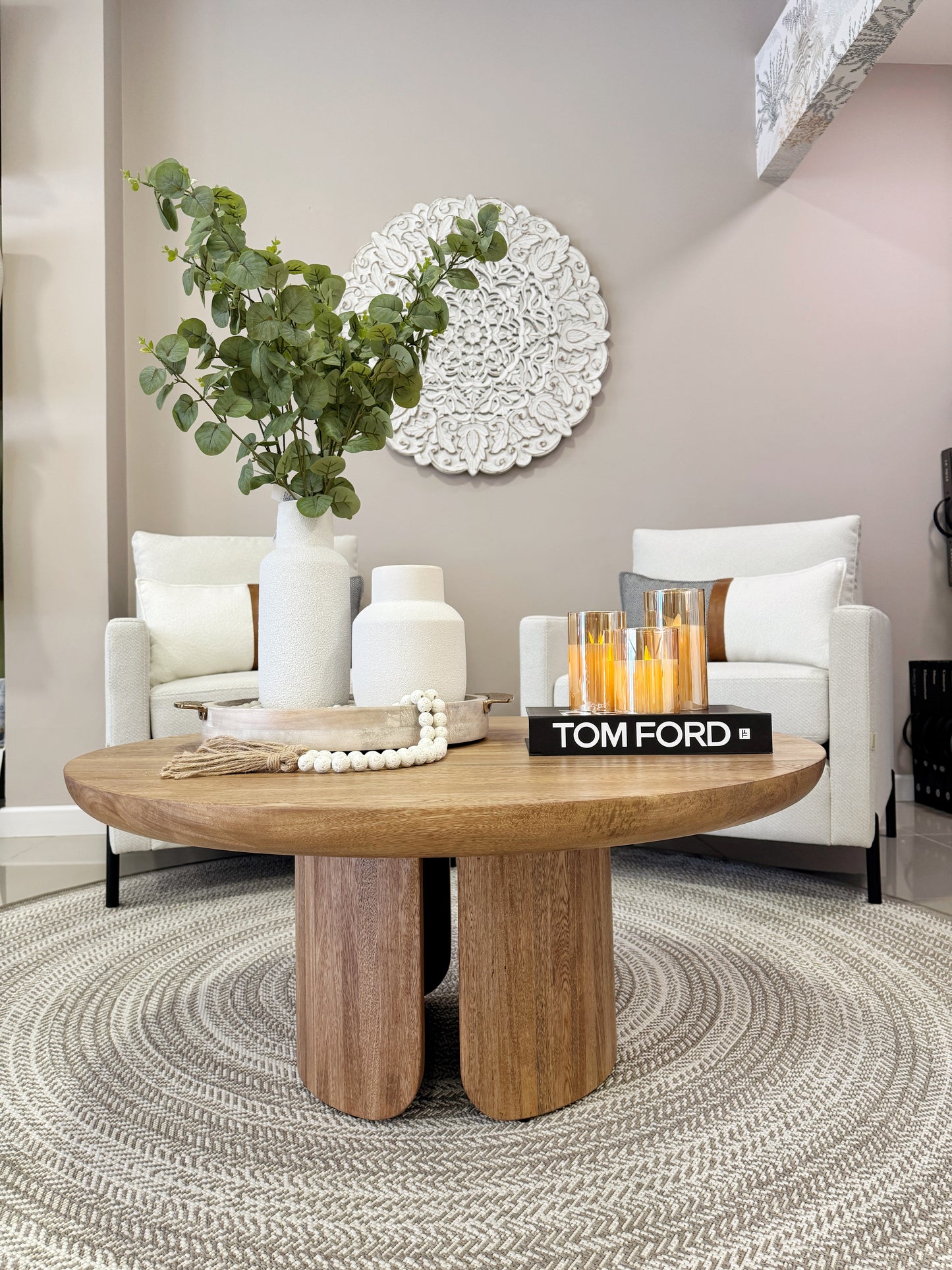 Detalle de jarrones blancos en resina, floreros decorativos modernos para sala y mesa de centro