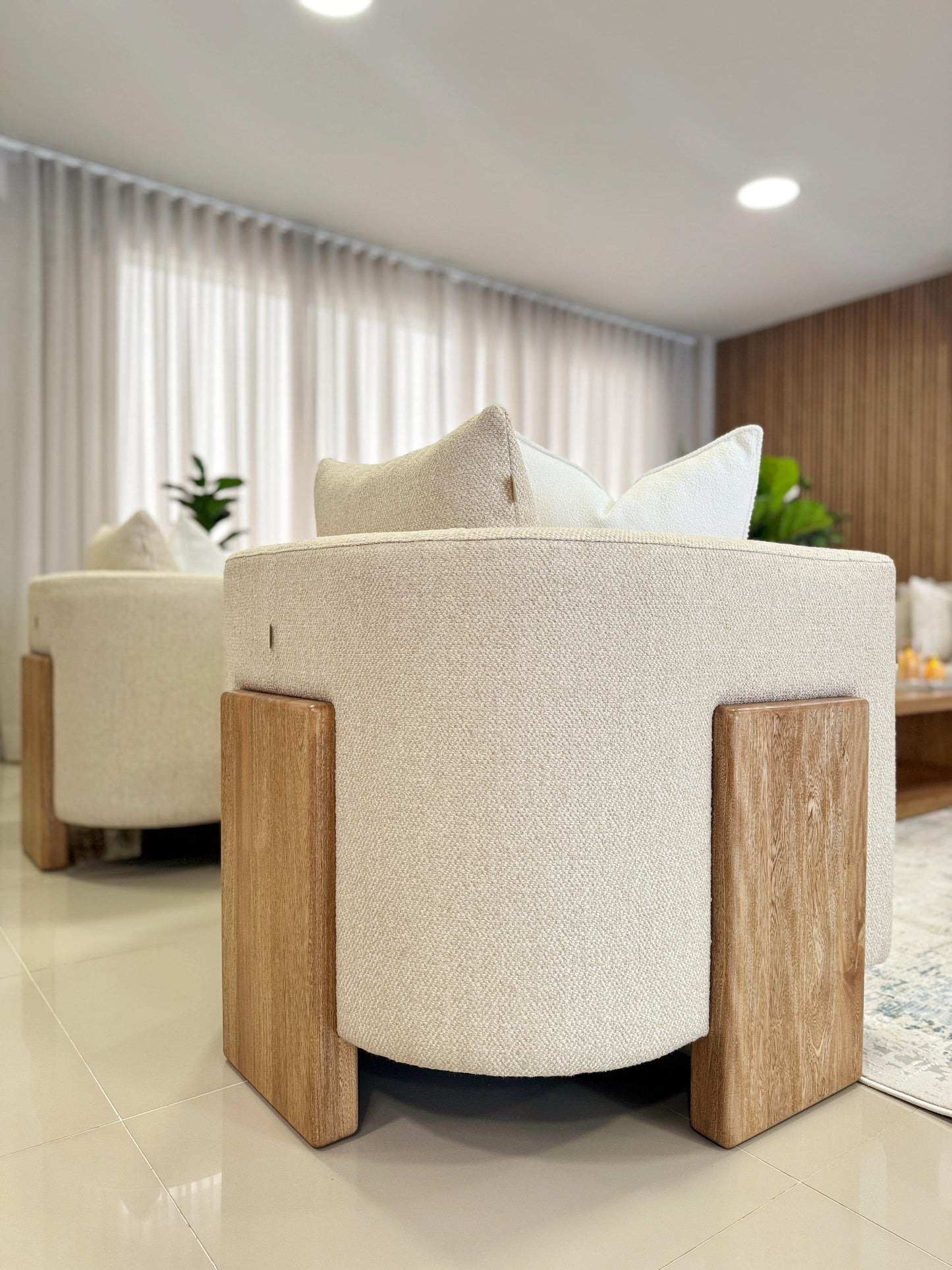 Sillón individual NOLA en chenille español, mobiliario interior elegante con base de madera maciza