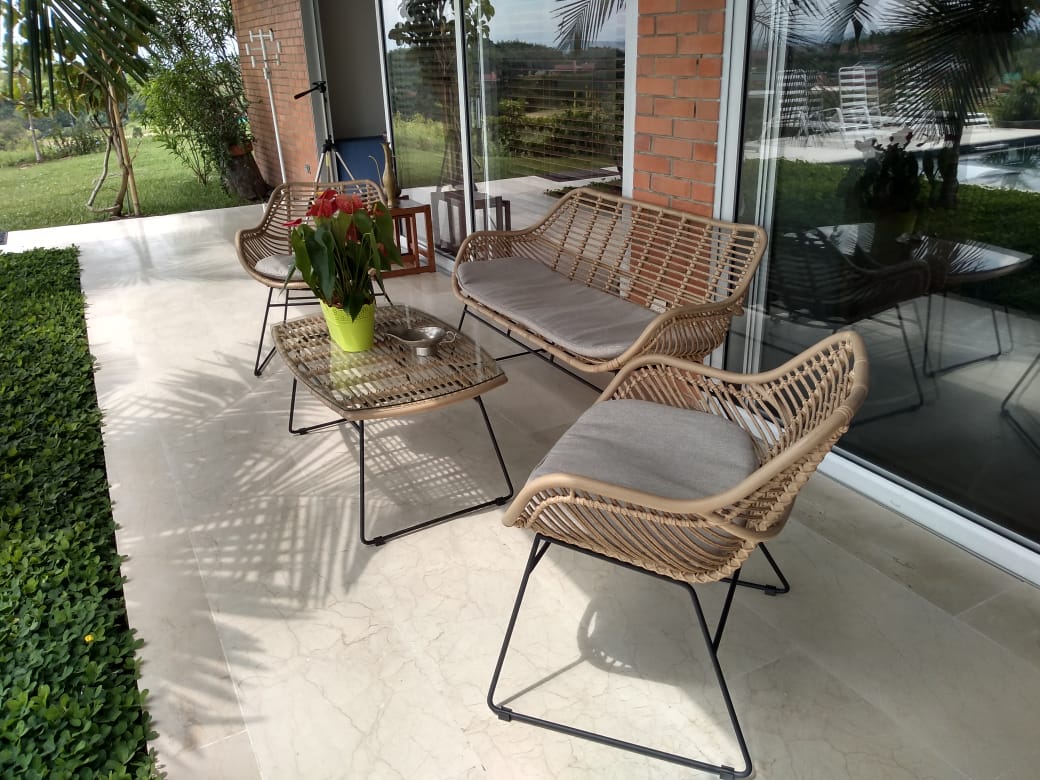 Vista de sala CANGGU, conjunto de sofás de acero inoxidable con fibra termoplástica beige