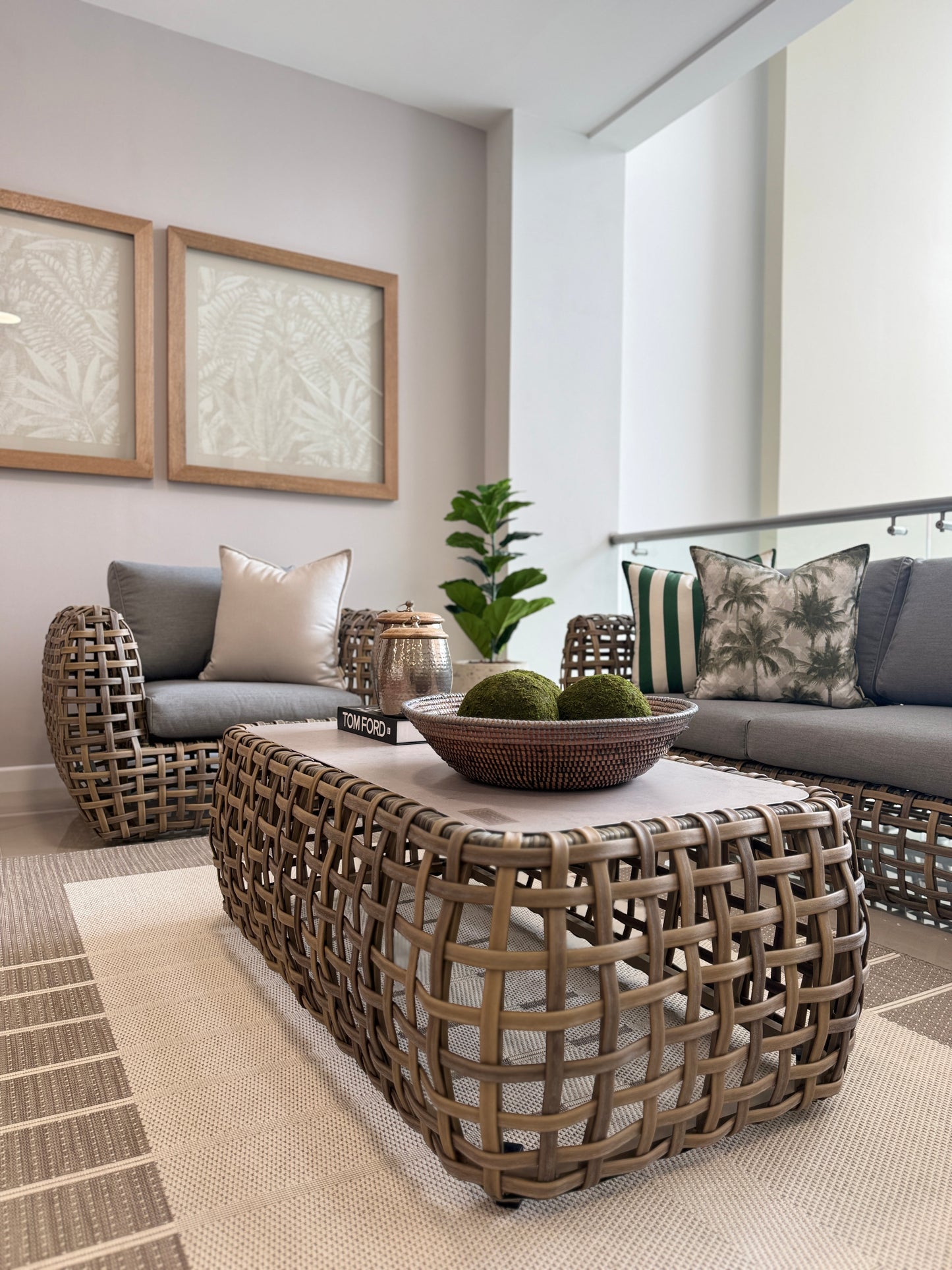 Set completo de sala GRADO, conjunto de sofás de fibra termoplástica taupe con mesa para balcón
Base decorativa redonda tejida en fibra natural para centros de mesa, bandejas de servicio y accesorios de sala