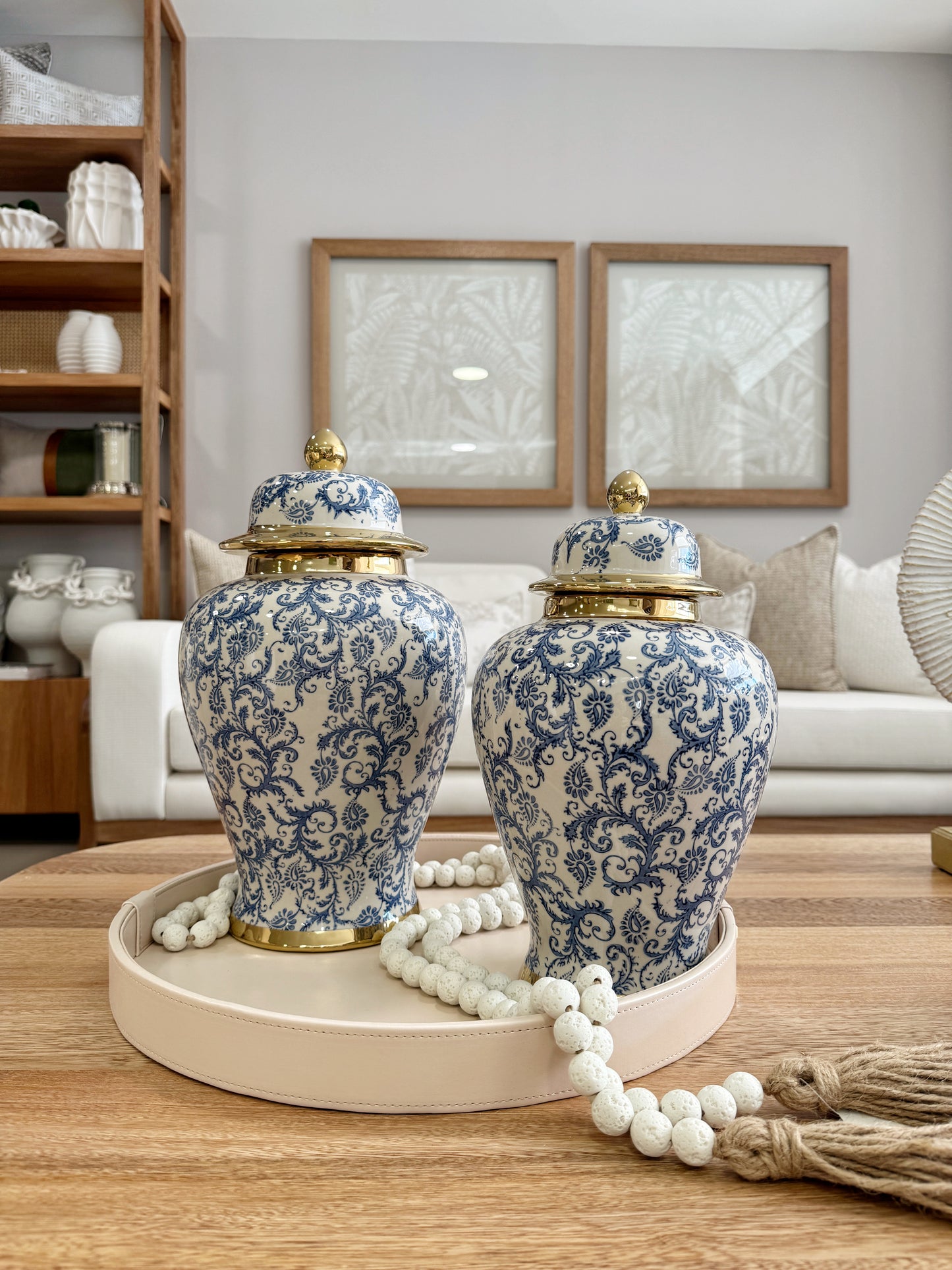 Ánforas decorativas azules con arabescos en resina, disponibles en 37cm y 32cm de altura