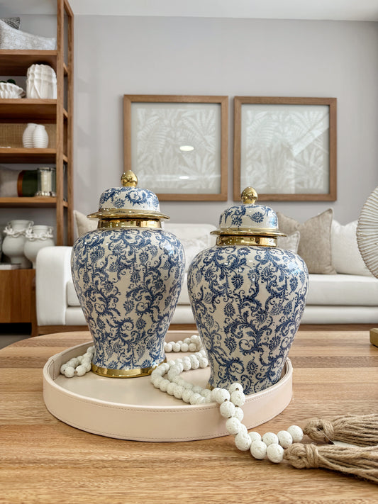 Ánforas decorativas azules con arabescos en resina, disponibles en 37cm y 32cm de altura