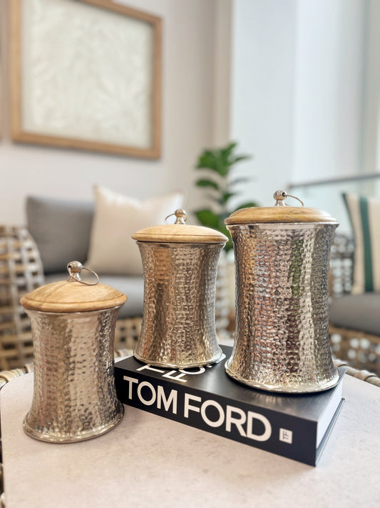 Ánforas decorativas cilindro de aluminio con tapa de madera natural, disponibles en 3 tamaños (23cm, 21cm y 17.5cm)