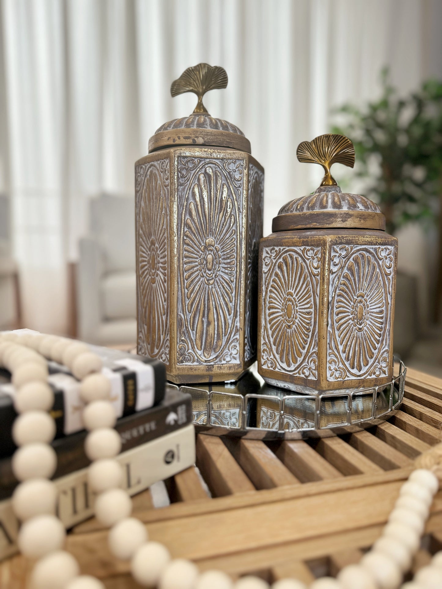 Ánforas decorativas en cerámica con tapa cromada, disponibles en 35cm y 27cm de altura