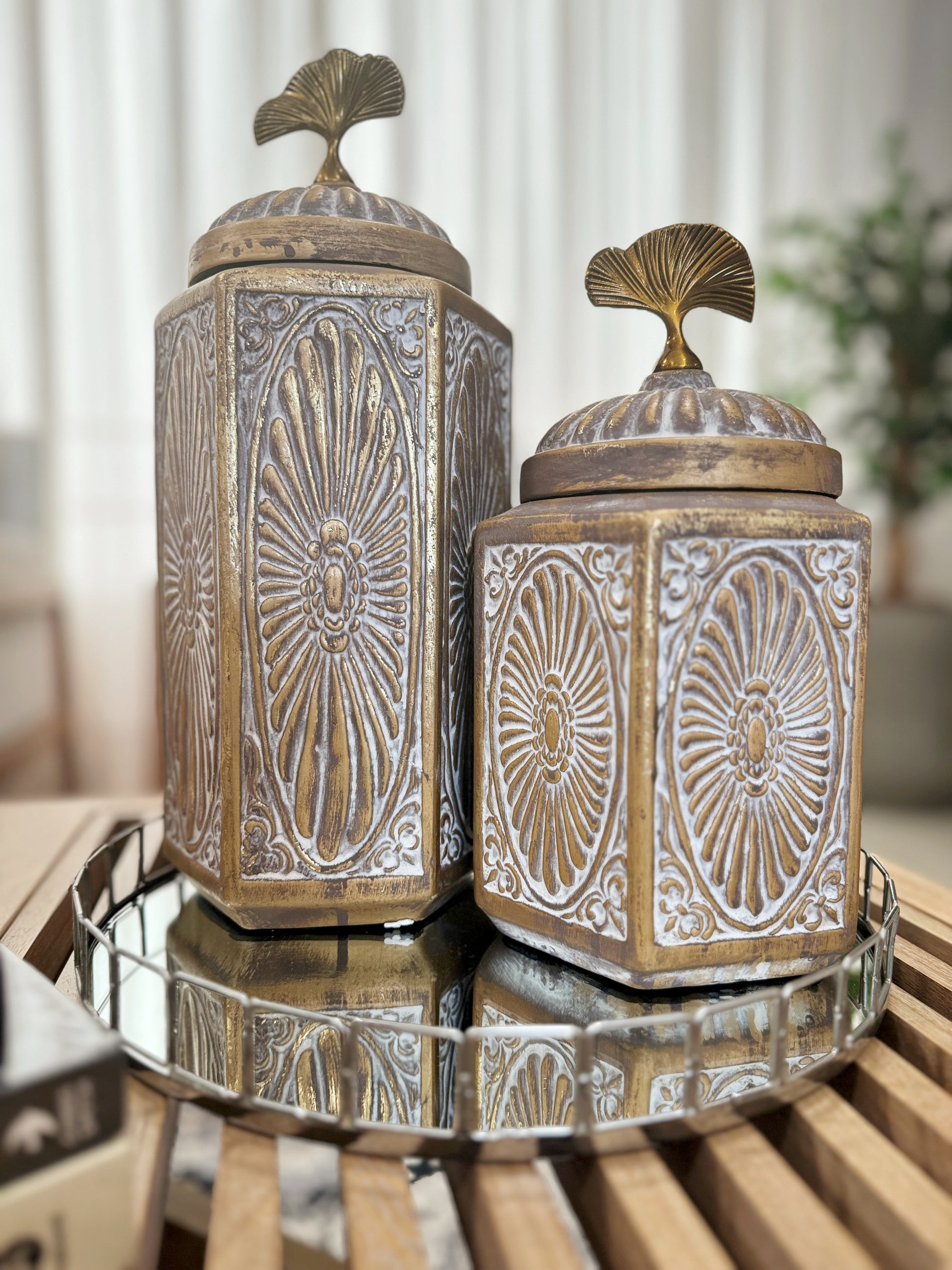 Ánforas decorativas en cerámica con tapa cromada, floreros elegantes para decoración de sala