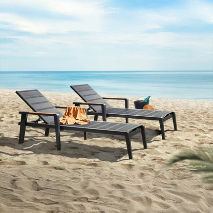 Asoleadora MANHATTAN con brazos, camastro de aluminio con textilene negro y detalles de teca para piscina
