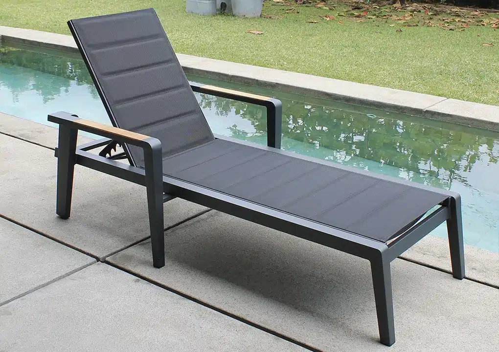 Asoleadora MANHATTAN con brazos, camastro de aluminio con textilene negro y apoya brazos de teca
