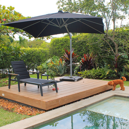 Vista de asoleadora MANHATTAN con brazos, camastro de aluminio con textilene negro y madera teca
