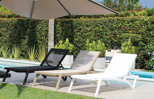 Asoleadora MARE, camastro de resina con malla Serge Ferrari reclinable apto para intemperie y piscina
