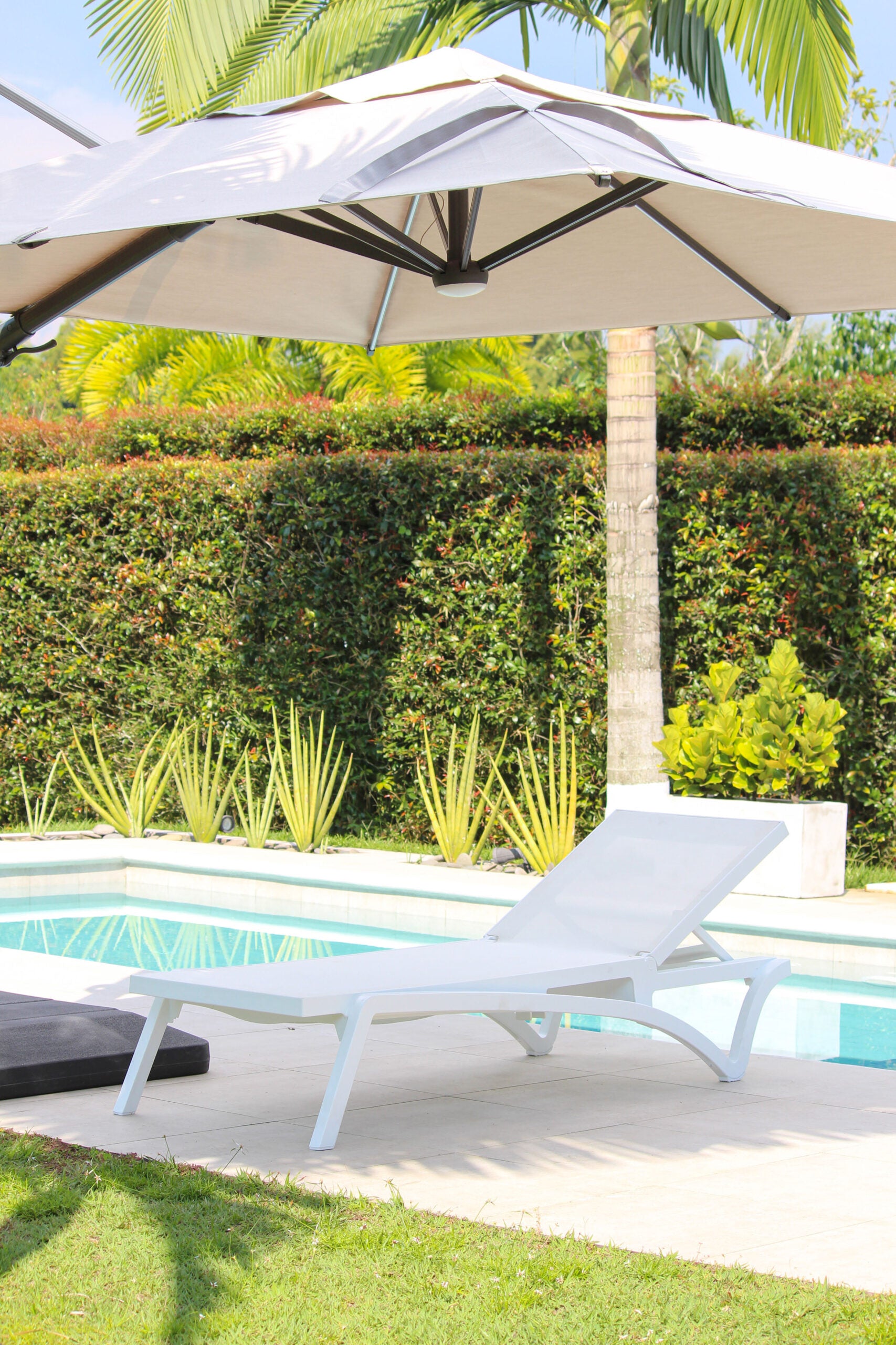 Vista de asoleadora MARE, camastro de resina con malla sintética reclinable en 5 posiciones
