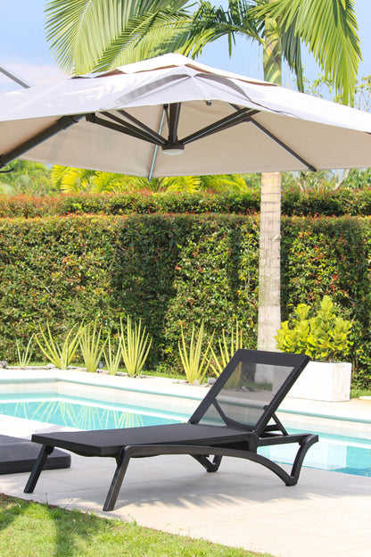 Detalle de asoleadora MARE, camastro de resina con malla Serge Ferrari sumergible en agua
