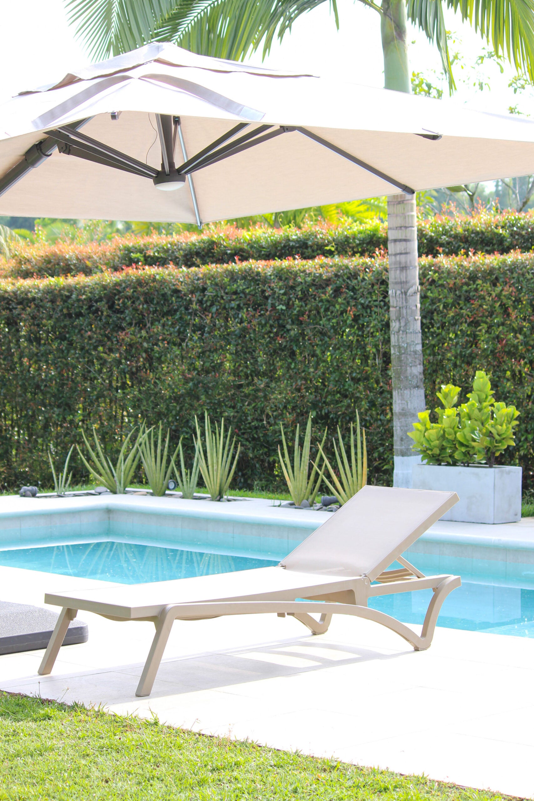 Asoleadora MARE en uso, camastro de resina con malla sintética para piscina y terraza
