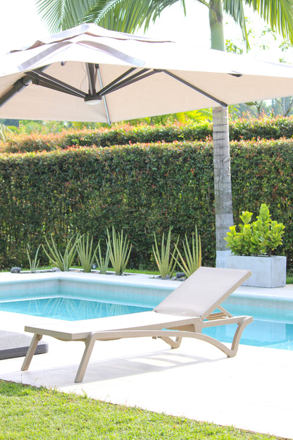 Asoleadora MARE en uso, camastro de resina con malla sintética para piscina y terraza
