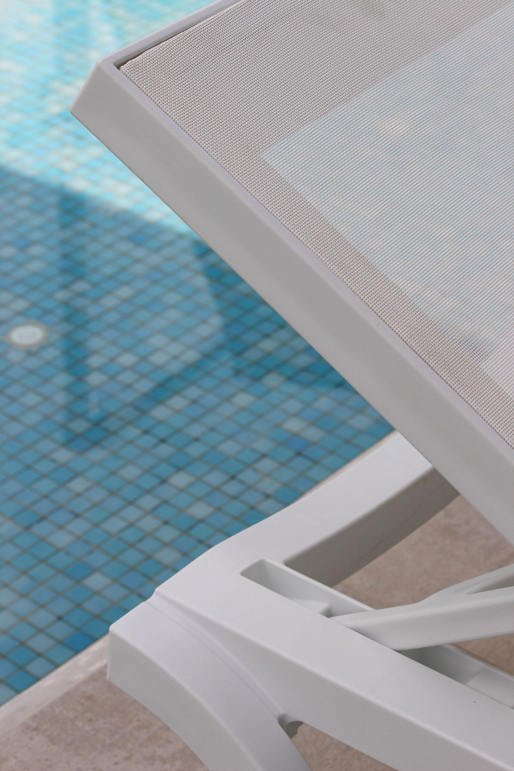 Vista de asoleadora MARE, camastro de resina reclinable apto para intemperie
