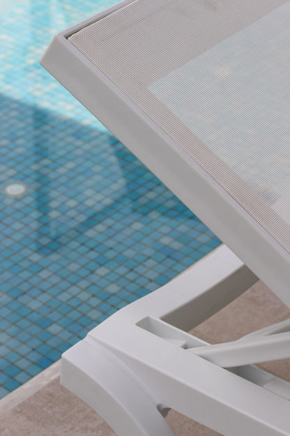 Vista de asoleadora MARE, camastro de resina reclinable apto para intemperie
