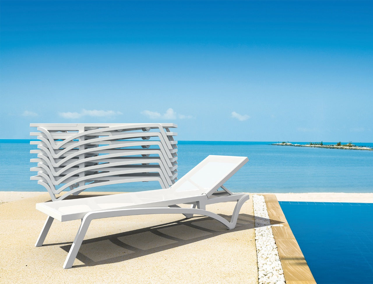 Detalle de asoleadora MARE, camastro de resina con malla Serge Ferrari para piscina
