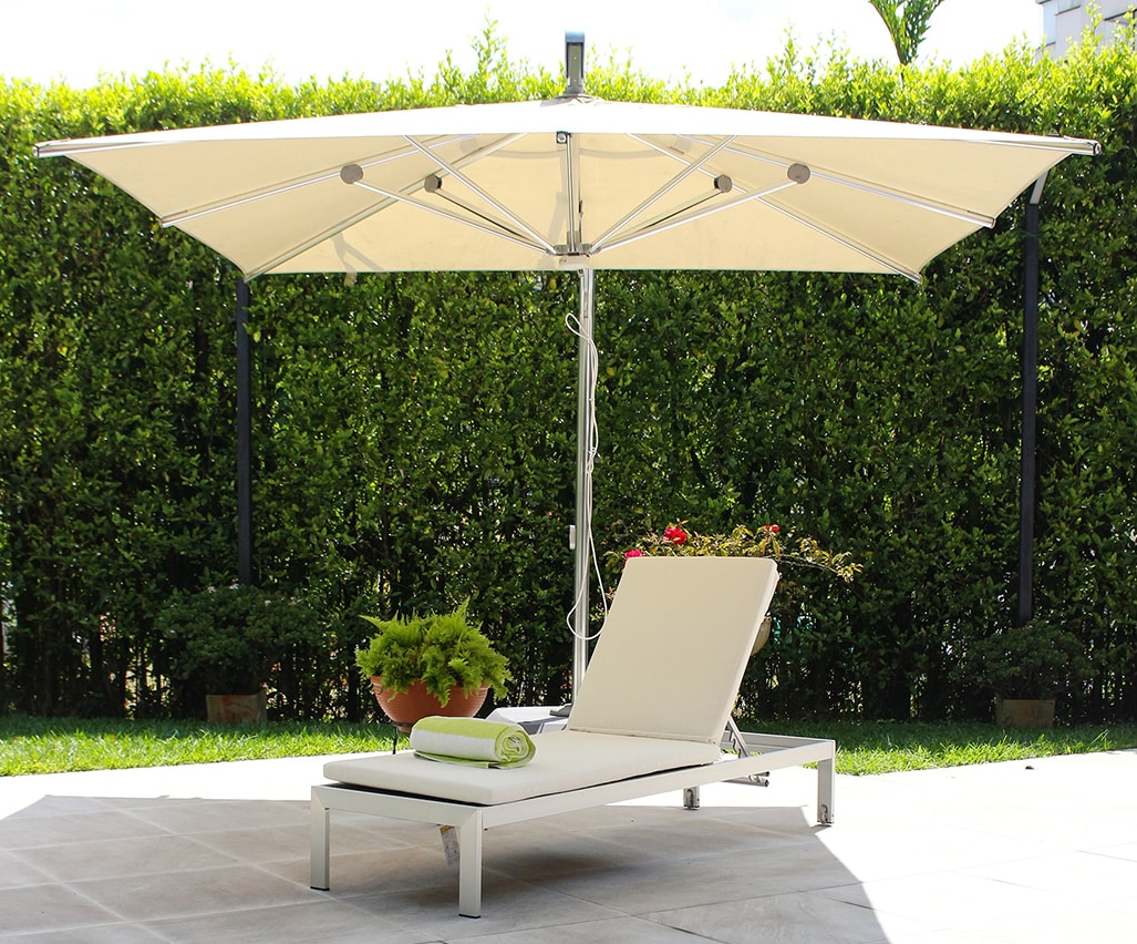 Asoleadora NIZA, camastro de aluminio plata con colchoneta blanca y madera plástica wengue para piscina
