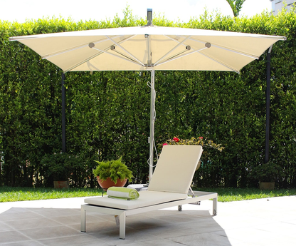 Asoleadora NIZA, camastro de aluminio plata con colchoneta blanca y madera plástica wengue para piscina
