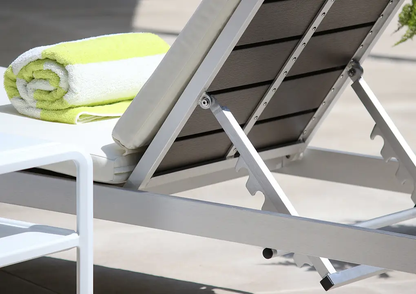 Detalle de asoleadora NIZA, camastro de aluminio plata con madera plástica wengue para piscina
