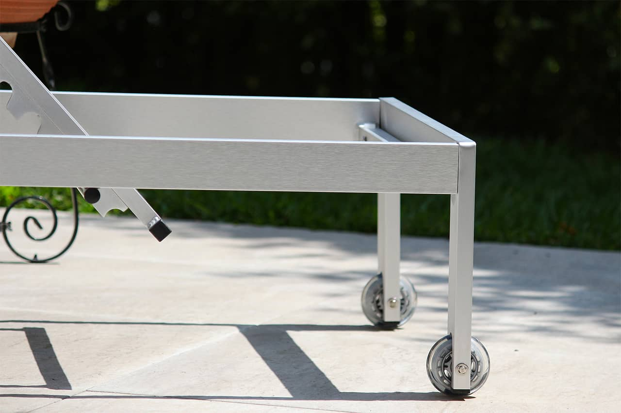 Asoleadora NIZA, camastro de aluminio con colchoneta blanca extraíble y ruedas de goma
