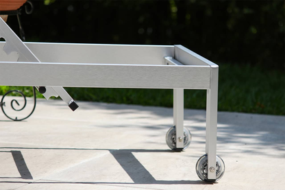 Asoleadora NIZA, camastro de aluminio con colchoneta blanca extraíble y ruedas de goma
