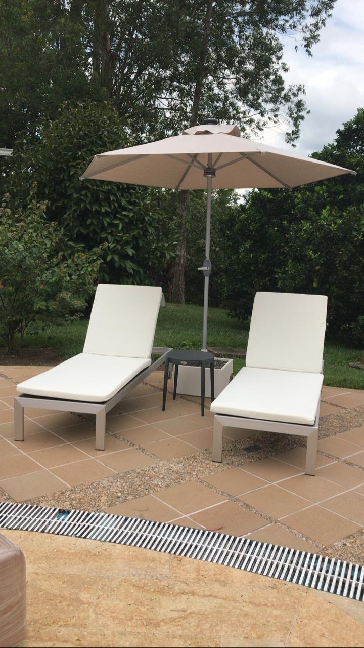 Vista de asoleadora NIZA, camastro de aluminio plata con colchoneta blanca para terraza
