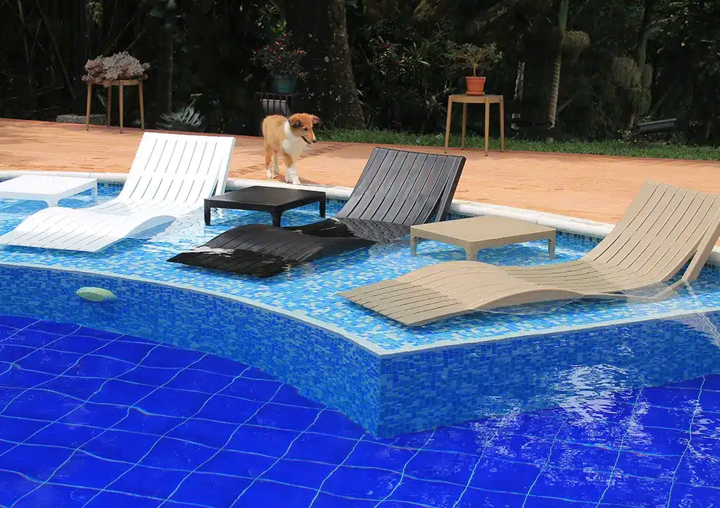 Detalle de asoleadora OLA, camastro de tecnopolímero con fibra de vidrio para piscina
