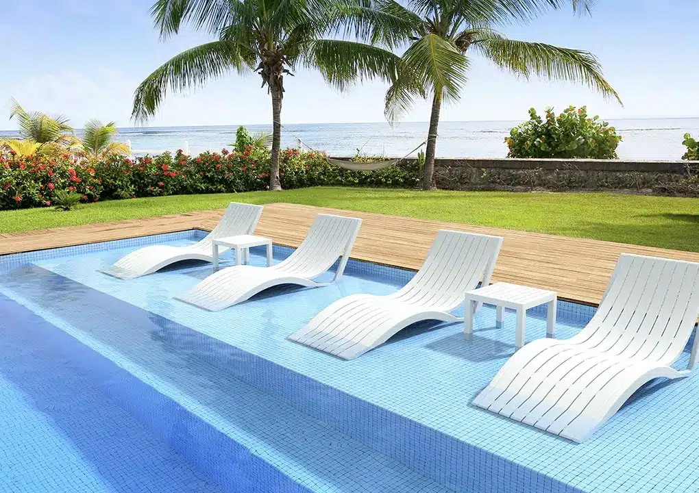 Asoleadora OLA apilada, camastros de tecnopolímero apilables para piscina y terraza
