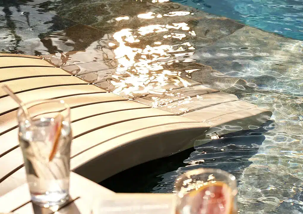 Vista de asoleadora OLA, camastro de tecnopolímero sumergible en agua para piscina
