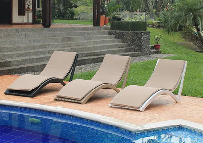 Vista de asoleadora OLA, camastro de tecnopolímero con ruedas apilable hasta 20 unidades
