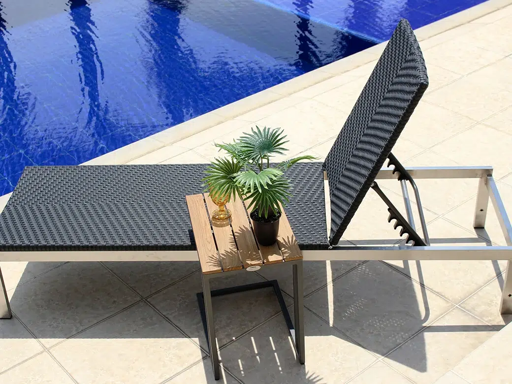 Asoleadora TOLOSA, camastro de acero inoxidable con fibra termoplástica reclinable en 6 posiciones para piscina
