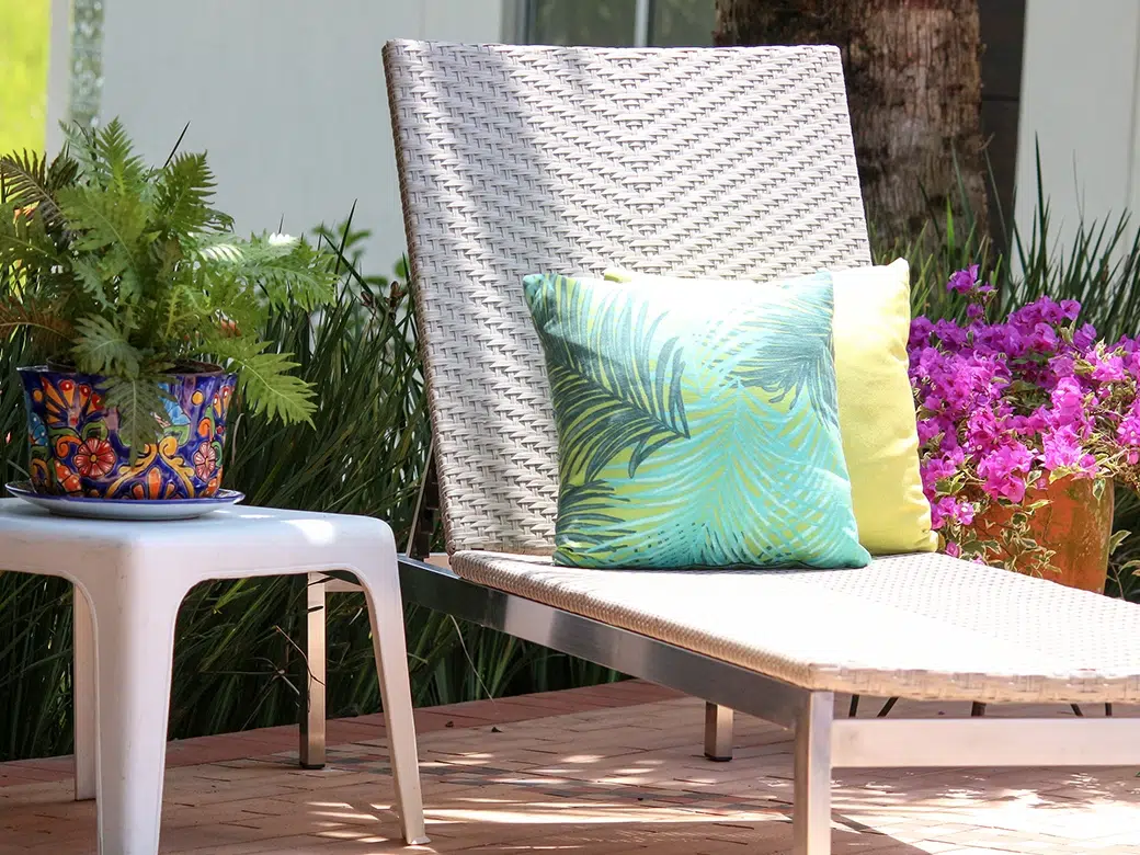 Vista de asoleadora TOLOSA, camastro de acero inoxidable con fibra termoplástica reclinable para piscina
