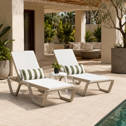 Asoleadoras VENECIA para piscina en ambiente residencial exterior