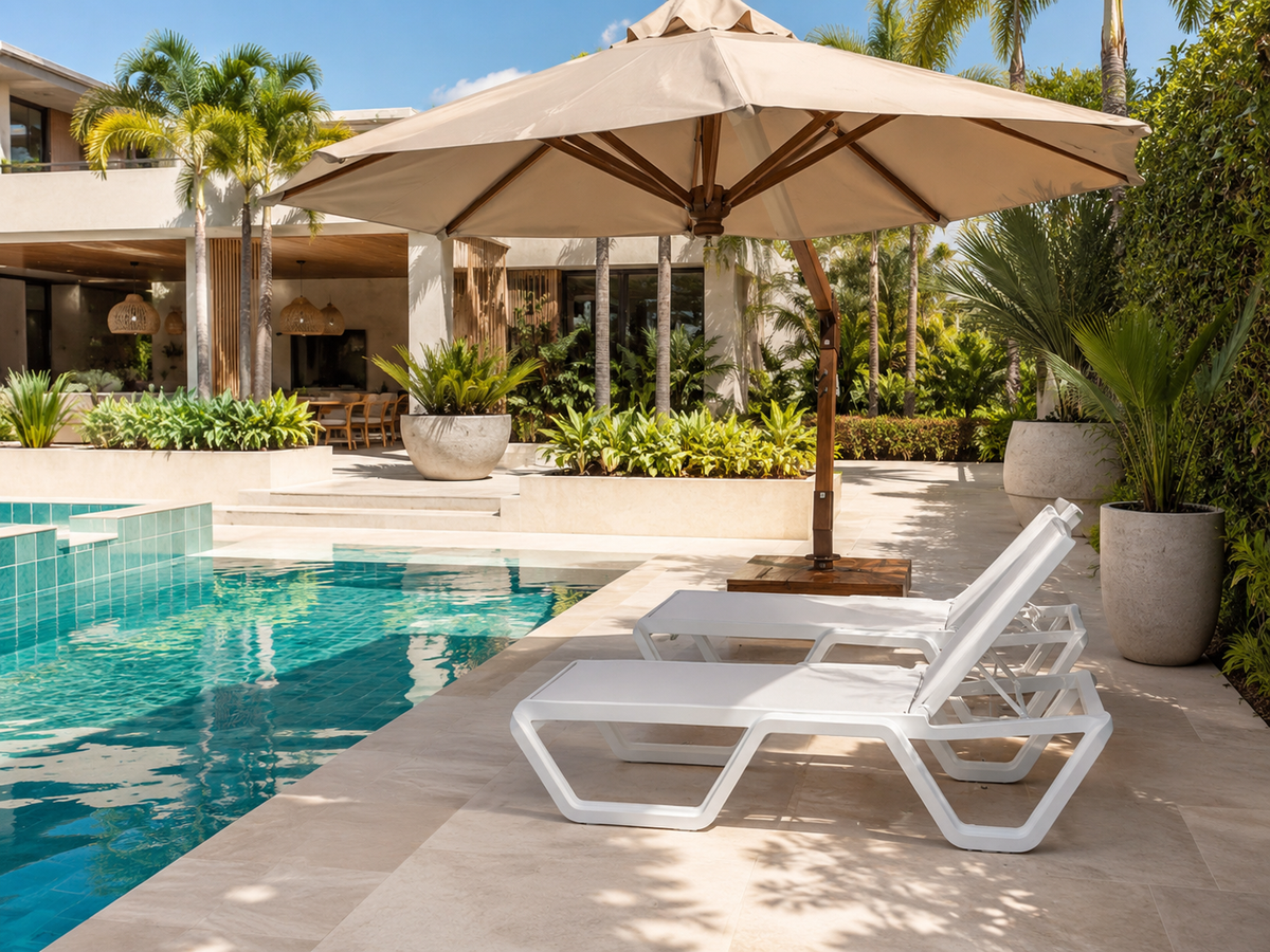 Asoleadoras VENECIA blancas para terraza y zona de piscina