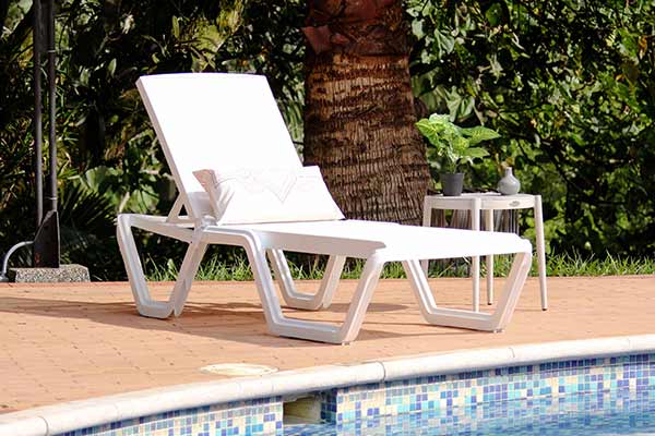 Vista de asoleadora VENECIA, camastro de tecnopolímero con ruedas reclinable para terraza
