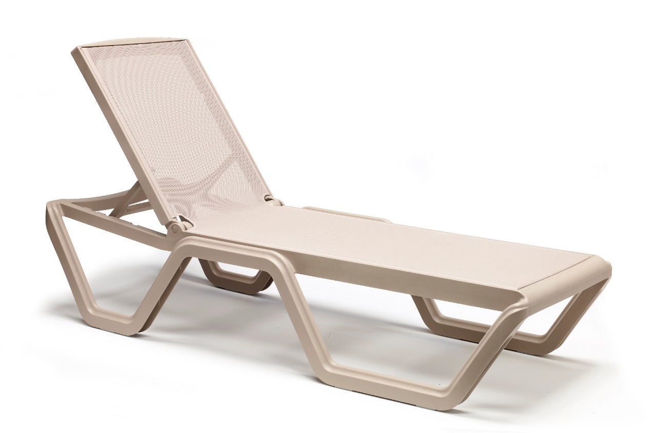 Asoleadora VENECIA en uso, camastro de tecnopolímero reclinable en 5 posiciones para terraza
