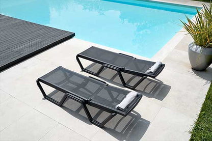 Detalle de asoleadora VENECIA, camastro de tecnopolímero con textilene recambiable para piscina
