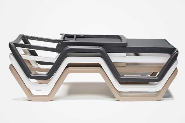 Detalle de asoleadora VENECIA, camastro de tecnopolímero con ruedas traseras para piscina
