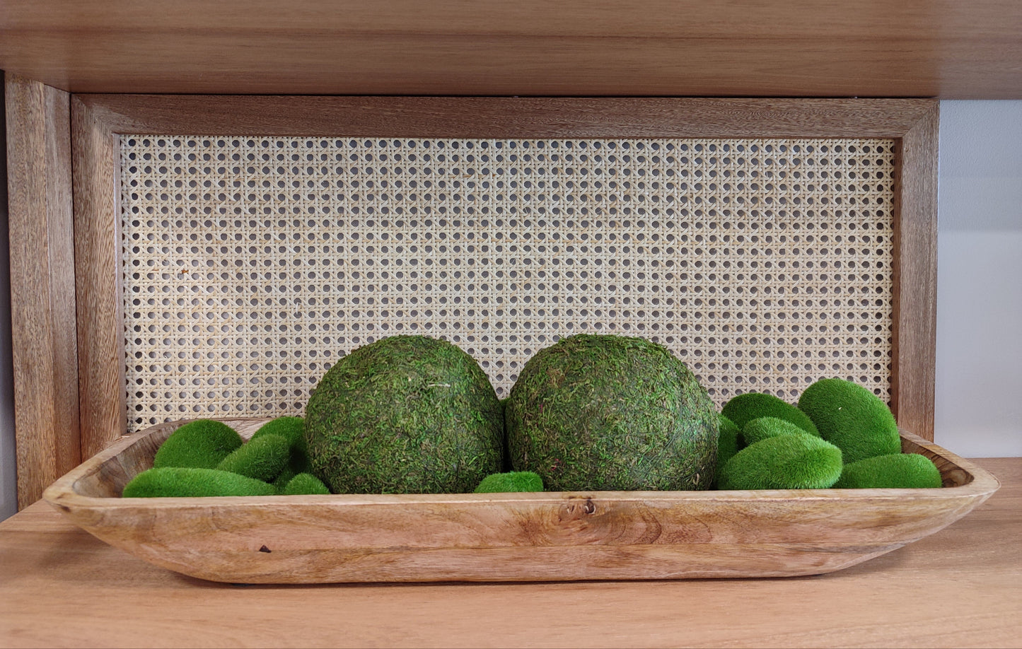 Detalle de bandeja batea ovalada de madera para decoración de sala o comedor