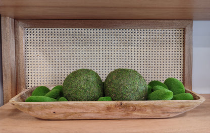 Detalle de bandeja batea ovalada de madera para decoración de sala o comedor