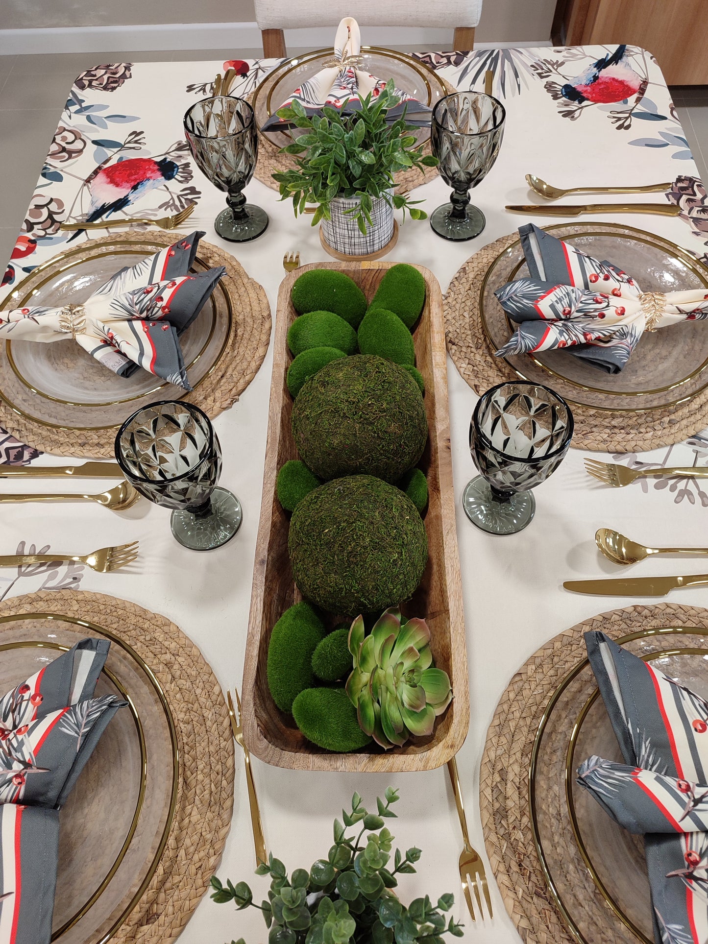 Vista superior de bandeja batea ovalada en madera maciza natural