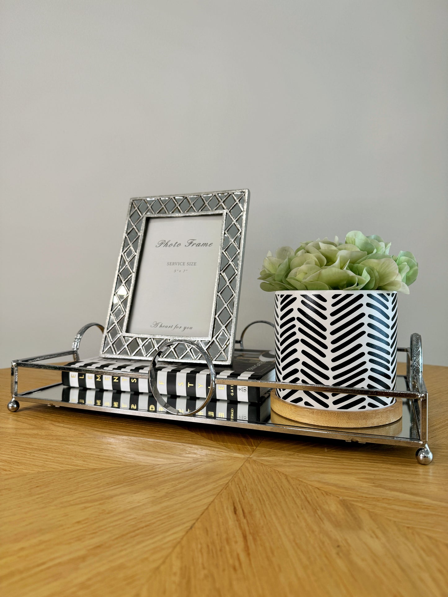 Bandeja decorativa plateada con base en espejo, 40.5 x 27 x 8.5 cm, ideal para mesa de centro y sala