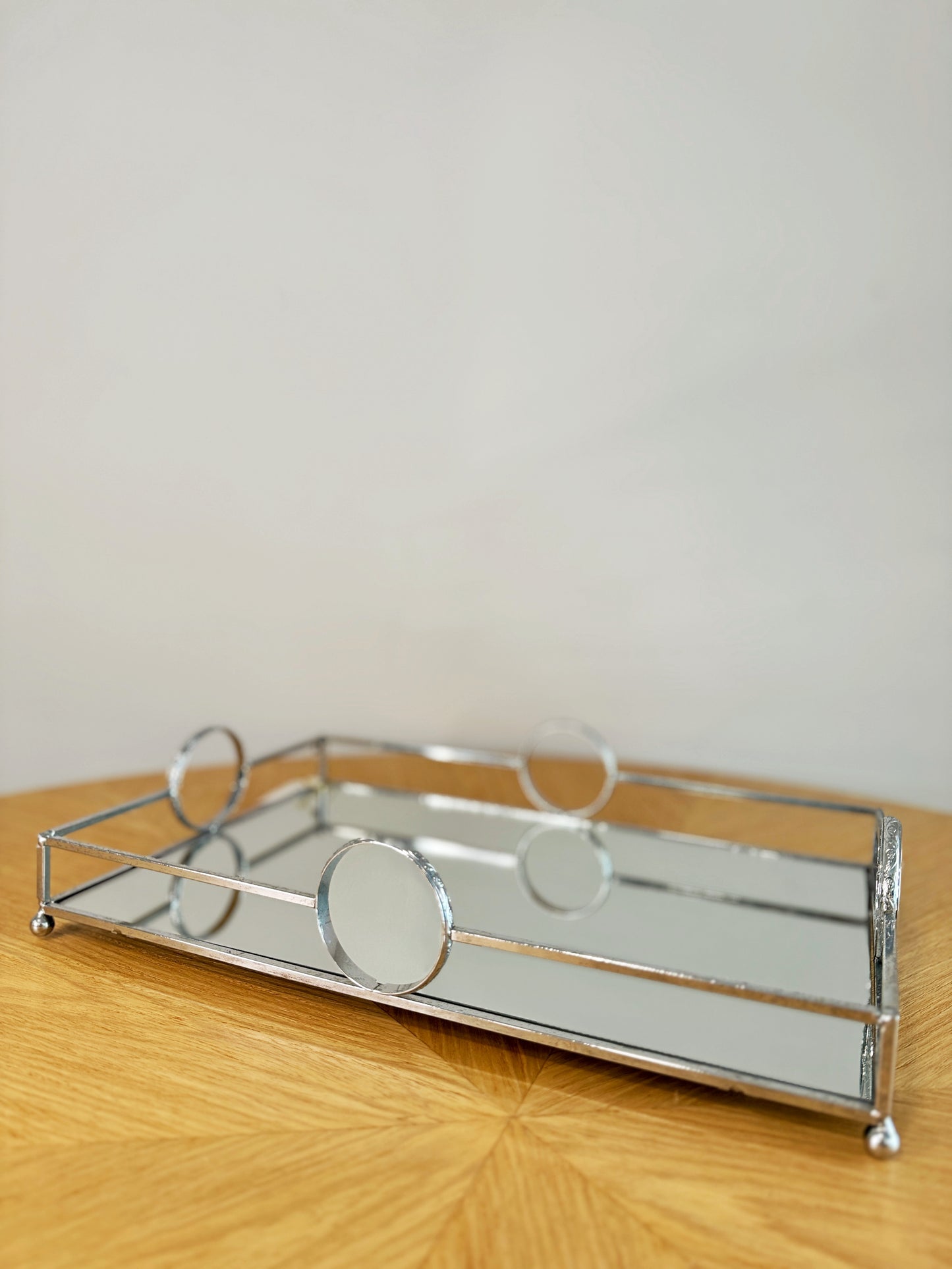 Bandeja decorativa rectangular plateada con base de espejo, acabado elegante para decoración de mesa de centro