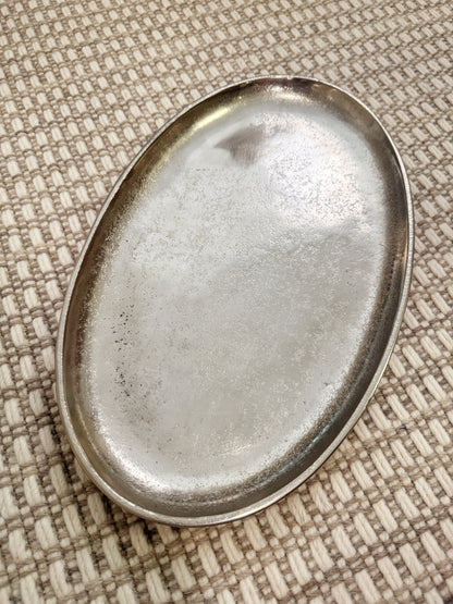 Bandeja ovalada metálica plateada - base decorativa para mesa o consola